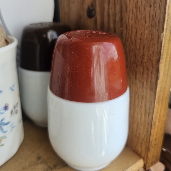 Vintage Gemco Salt and Pepper Shakers - Picture 2 of 5